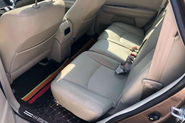 Used BYD S6 2012 2.4L Automatic Luxury Edition Interior 2
