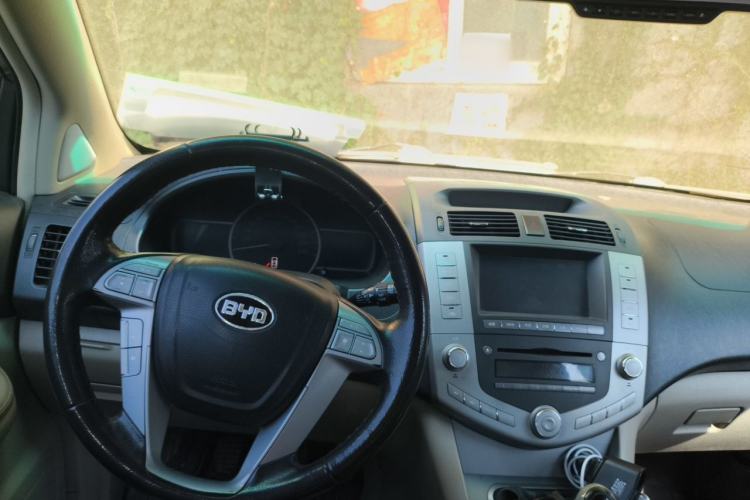 Used BYD S6 2012 2.0L Manual Luxury Version Center Console