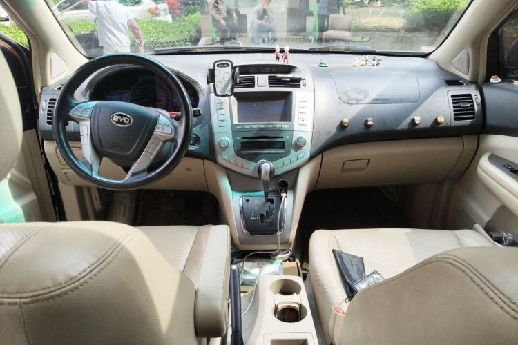 Used BYD S6 2012 2.4L Automatic Luxury Edition Center Console