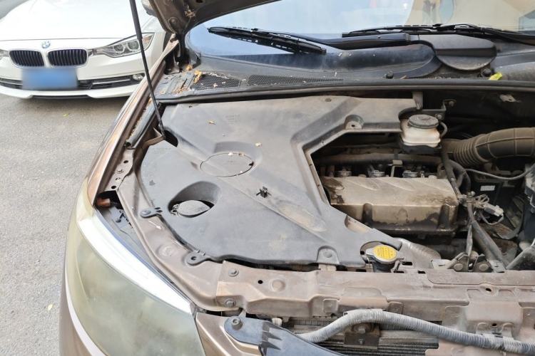 Used BYD S6 2012 2.4L Automatic Luxury Edition Engine Bay Right