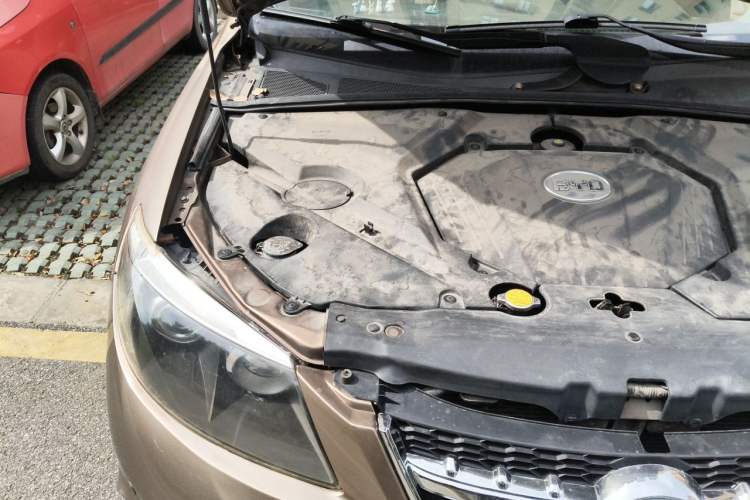 Used BYD S6 2012 2.4L Automatic Luxury Edition Engine Bay Right