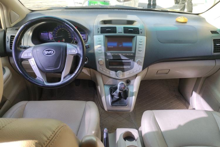 Used BYD S6 2012 2.0L Manual Luxury Version Center Console