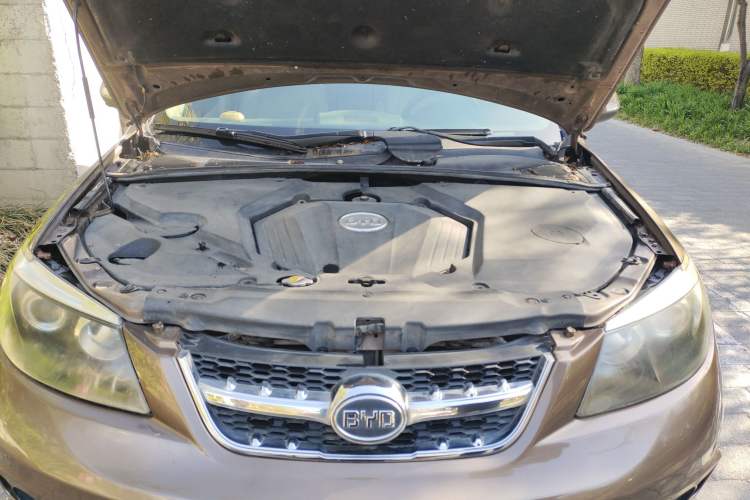 Used BYD S6 2012 2.0L Manual Luxury Version Engine Bay