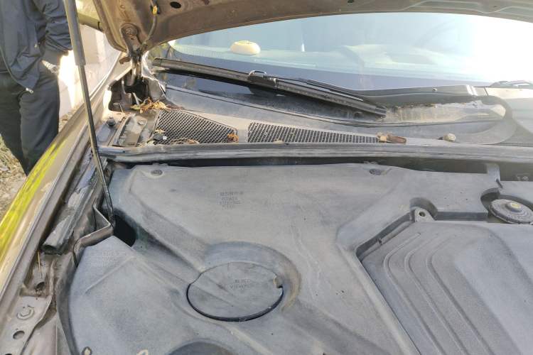 Used BYD S6 2012 2.0L Manual Luxury Version Engine Bay Right