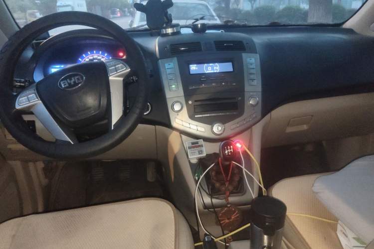 Used BYD S6 2012 2.0L Manual Luxury Version Center Console