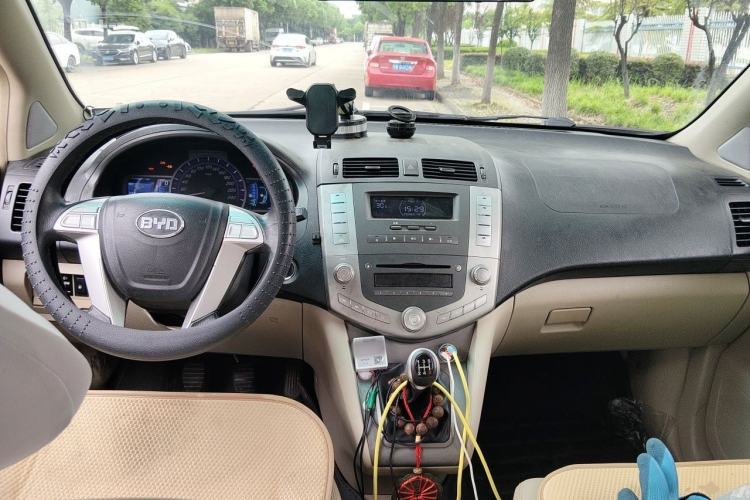 Used BYD S6 2012 2.0L Manual Luxury Version Center Console