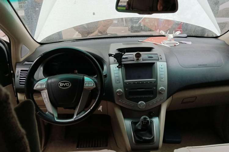 Used BYD S6 2012 2.0L Manual Luxury Version Center Console