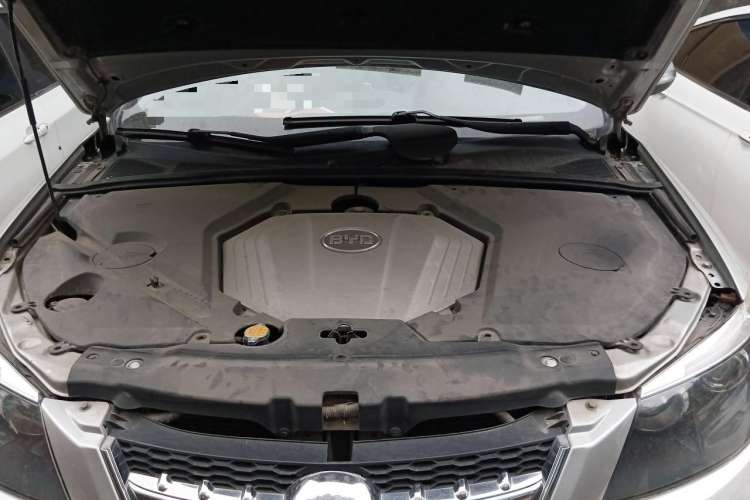 Used BYD S6 2012 2.0L Manual Luxury Version Engine Bay