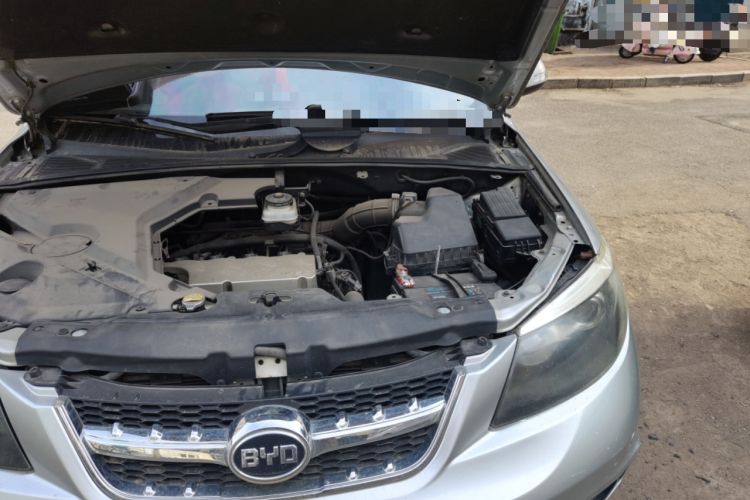 Used BYD S6 2012 2.4L Automatic Luxury Edition Engine Bay Left