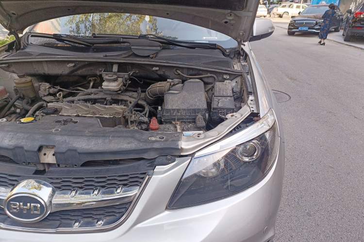 Used BYD S6 2012 2.4L Automatic Luxury Edition Engine Bay Left