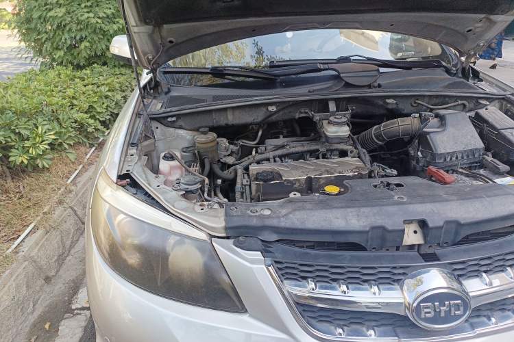 Used BYD S6 2012 2.4L Automatic Luxury Edition Engine Bay Right