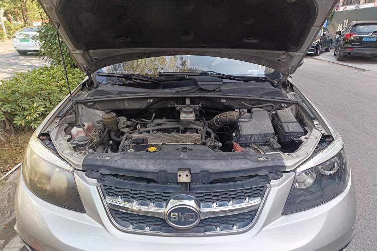 Used BYD S6 2012 2.4L Automatic Luxury Edition Engine Bay