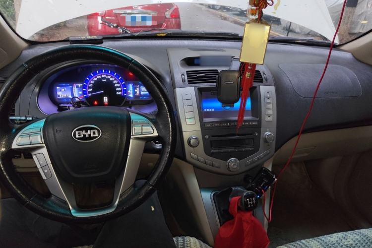 Used BYD S6 2012 2.0L Manual Luxury Version Center Console