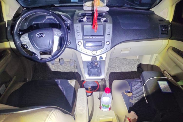 Used BYD S6 2012 2.0L Manual Luxury Version Center Console
