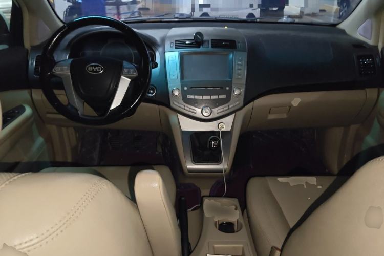 Used BYD S6 2012 2.0L Manual Luxury Version Center Console