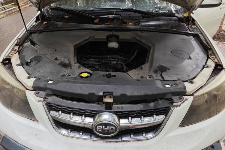 Used BYD S6 2012 2.0L Manual Luxury Version Engine Bay