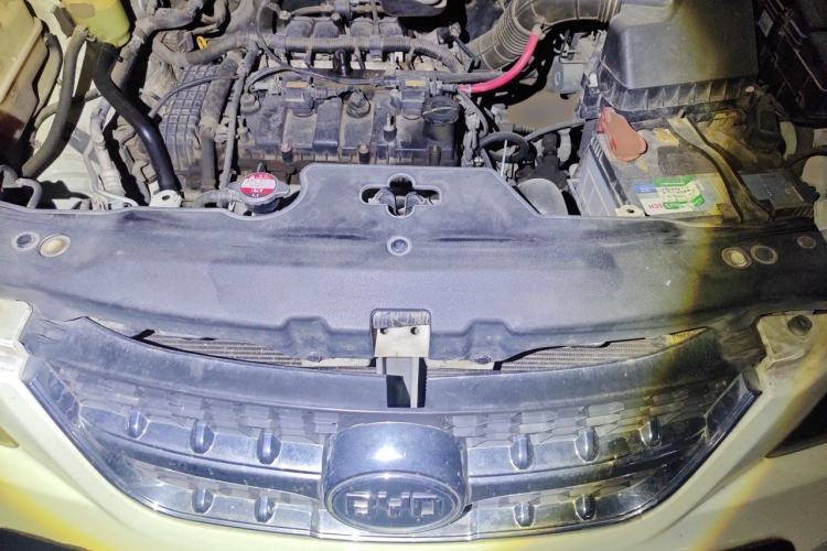 Used BYD S6 2012 2.0L Manual Luxury Version Engine Bay