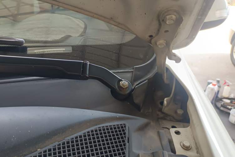 Used BYD S6 2012 2.0L Manual Luxury Version Engine Bay Left