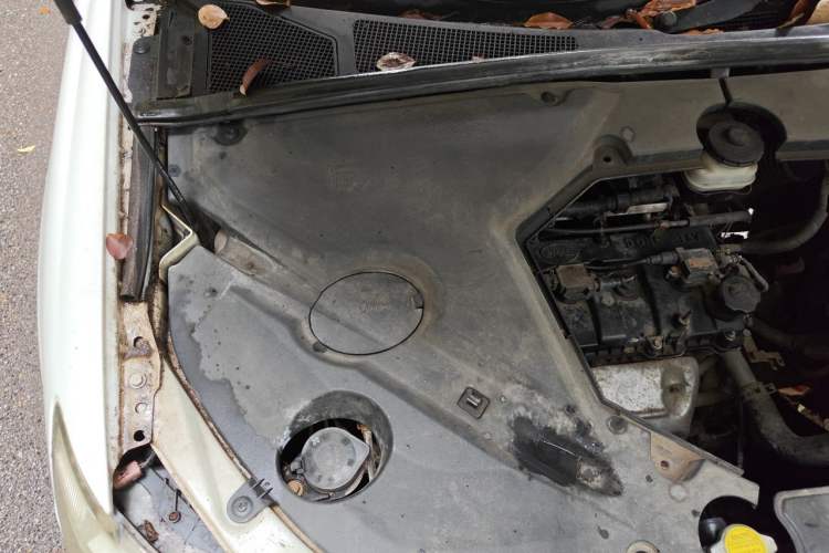 Used BYD S6 2012 2.0L Manual Luxury Version Engine Bay Right