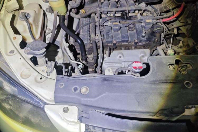 Used BYD S6 2012 2.0L Manual Luxury Version Engine Bay Right