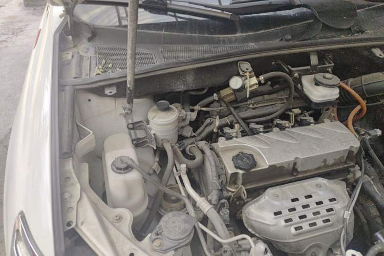 Used BYD S6 2012 2.4L Automatic Luxury Edition Engine Bay Right