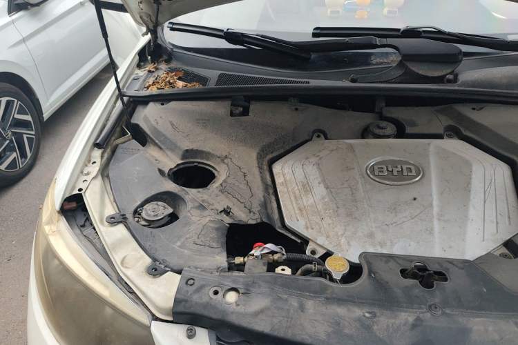 Used BYD S6 2012 2.4L Automatic Luxury Edition Engine Bay Right