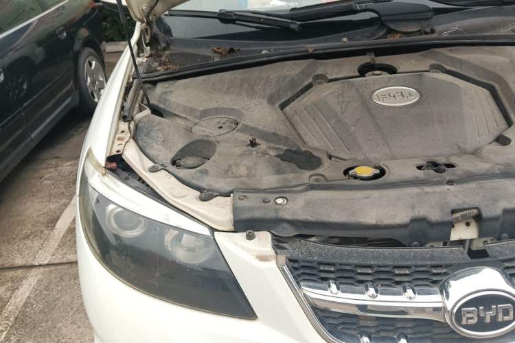 Used BYD S6 2012 2.0L Manual Luxury Version Engine Bay Right