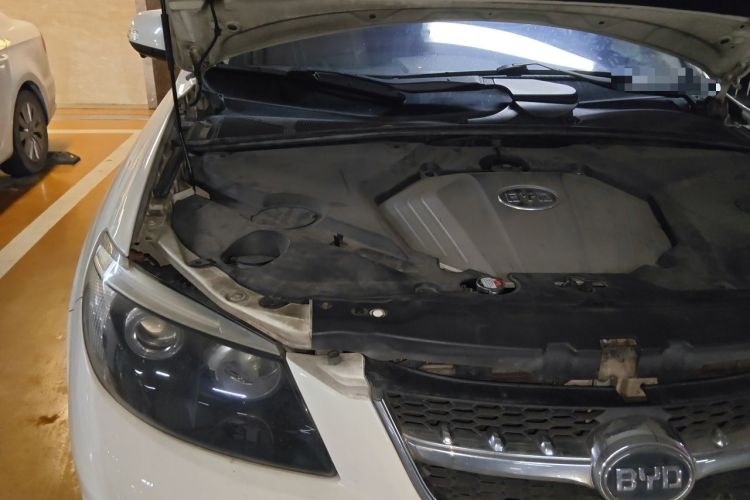Used BYD S6 2012 2.0L Manual Luxury Version Engine Bay Right