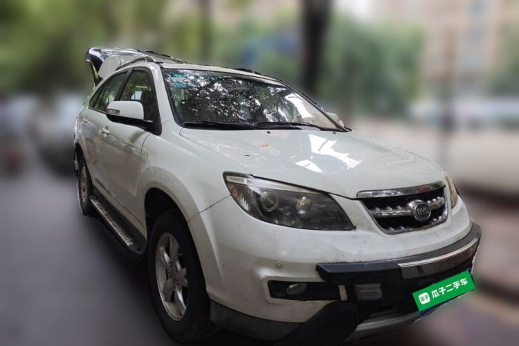 Used BYD S6 2012 2.0L Manual Luxury Version Front Right 45 Deg