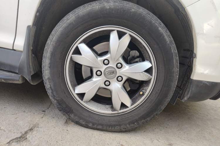 Used BYD S6 2012 2.4L Automatic Luxury Edition Right Front Wheel Hub