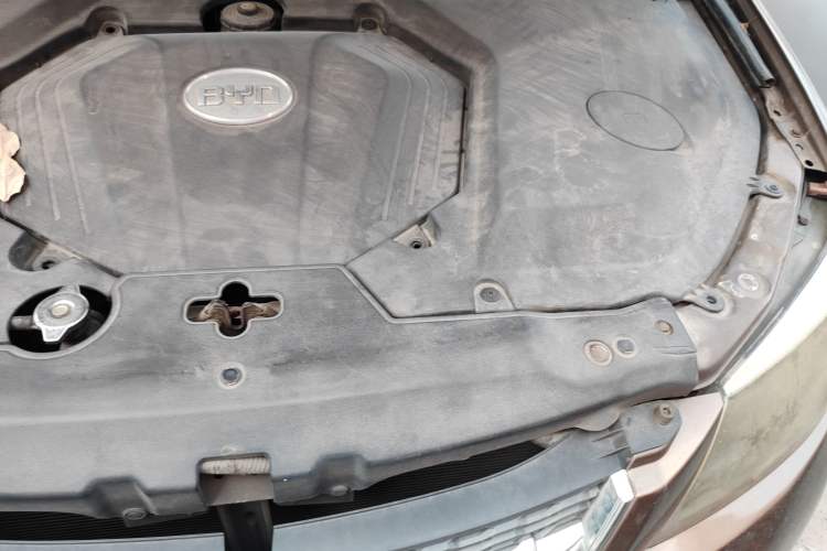 Used BYD S6 2012 2.4L Automatic Luxury Edition Engine Bay Left