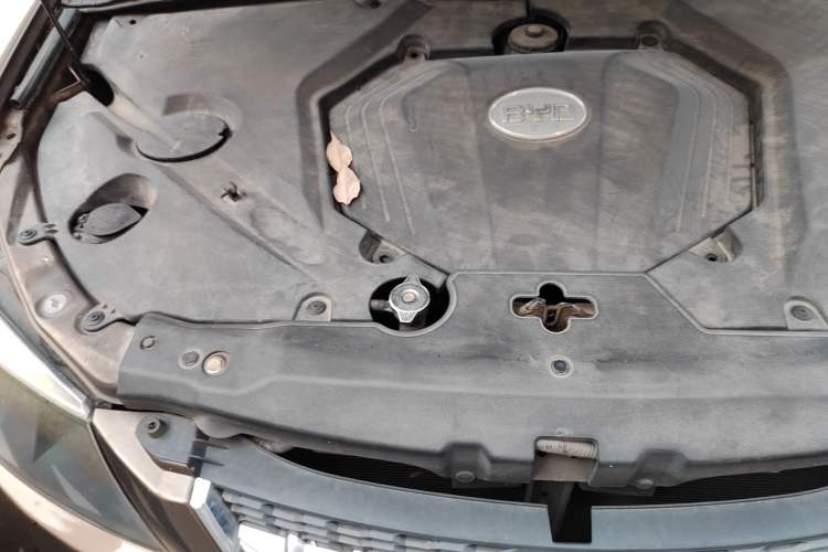 Used BYD S6 2012 2.4L Automatic Luxury Edition Engine Bay Right