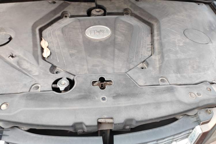 Used BYD S6 2012 2.4L Automatic Luxury Edition Engine Bay
