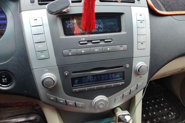 Used BYD S6 2013 Jingyue Edition 2.0L Manual Luxury Model 5 Seats Audio And AC Panel