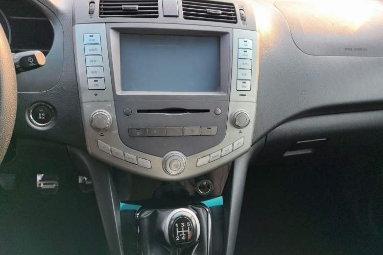 Used BYD S6 2013 Jingyue Edition 2.0L Manual Luxury Model 5 Seats Audio And AC Panel