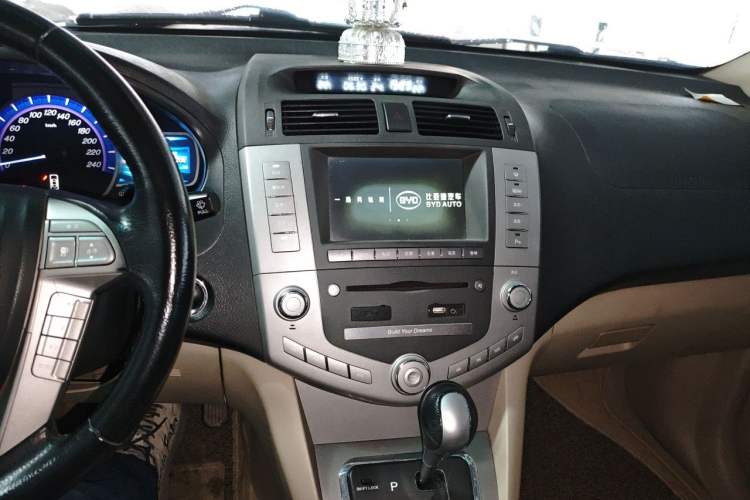 Used BYD S6 2013 Platinum Edition 2.4L Automatic Luxury Model Audio And AC Panel