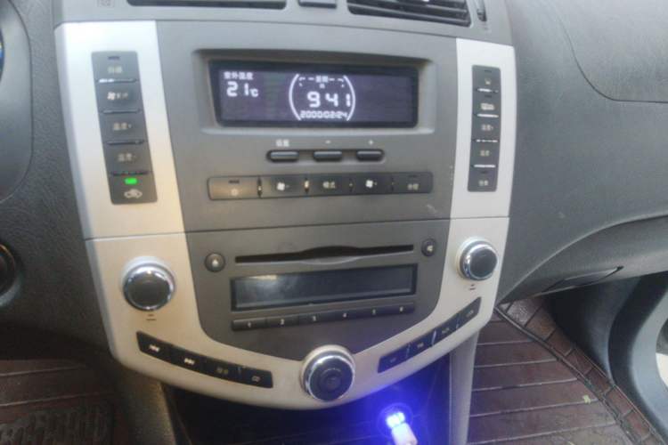 Used BYD S6 2013 Jingyue Edition 2.0L Manual Luxury Model 5 Seats Audio And AC Panel