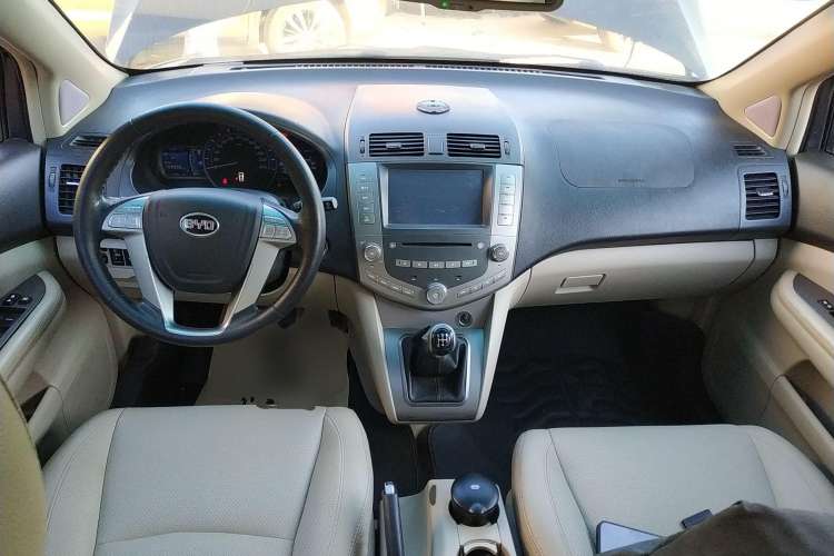 Used BYD S6 2013 Jingyue Edition 2.0L Manual Elite Model 5 Seats Center Console
