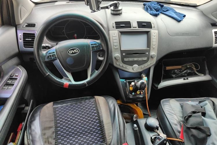 Used BYD S6 2013 Platinum Edition 2.0L Manual Elite Model Center Console