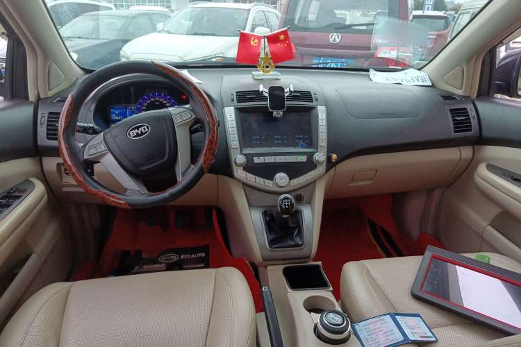 Used BYD S6 2013 Platinum Edition 2.0L Manual Elite Model Center Console