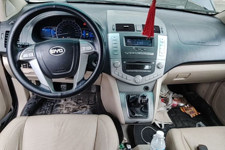 Used BYD S6 2013 Platinum Edition 2.0L Manual Luxury Model Center Console