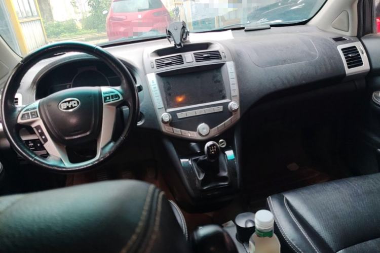 Used BYD S6 2013 Jingyue Edition 2.0L Manual Luxury Model 5 Seats Center Console