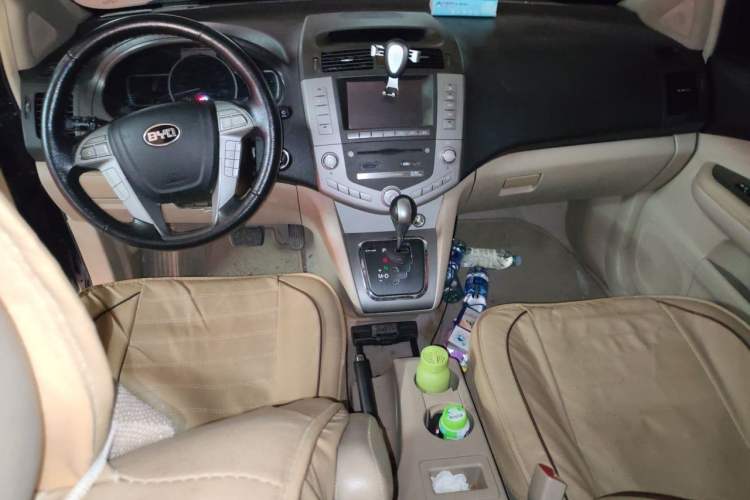 Used BYD S6 2013 Platinum Edition 2.4L Automatic Luxury Model Center Console