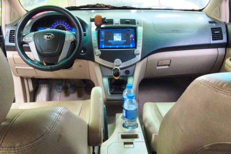 Used BYD S6 2013 Platinum Edition 2.0L Manual Luxury Model Center Console