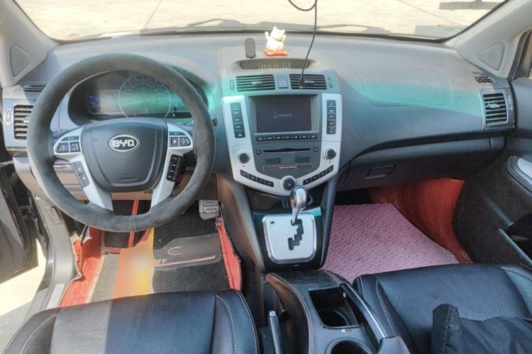 Used BYD S6 2013 Platinum Edition 2.4L Automatic Luxury Model Center Console