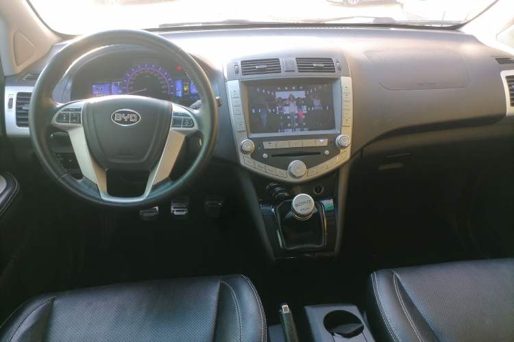 Used BYD S6 2013 Platinum Edition 2.0L Manual Luxury Model Center Console