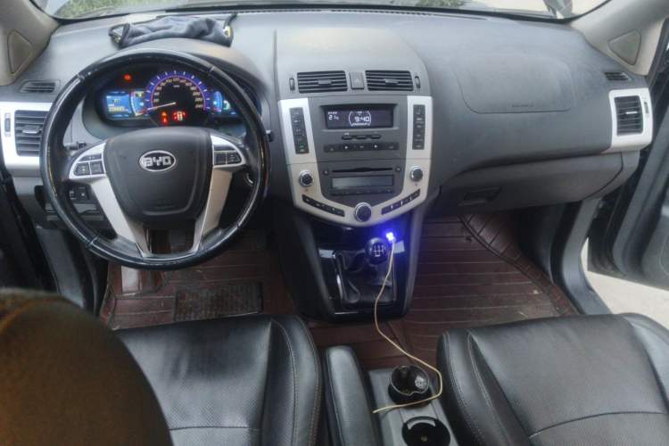 Used BYD S6 2013 Jingyue Edition 2.0L Manual Luxury Model 5 Seats Center Console