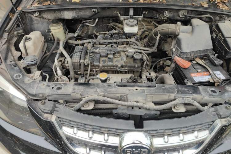 Used BYD S6 2013 Platinum Edition 2.0L Manual Elite Model Engine Bay