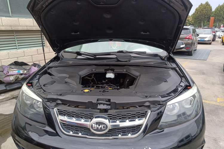 Used BYD S6 2013 Platinum Edition 2.0L Manual Elite Model Engine Bay