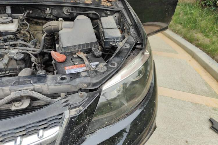 Used BYD S6 2013 Platinum Edition 2.0L Manual Elite Model Engine Bay Left